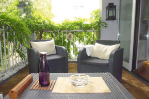 Dieser herrliche Balkon lädt zum Entspannen am Abend ein